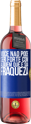 29,95 € Envio grátis | Vinho rosé Edição ROSÉ Você não pode ser forte com alguém que é sua fraqueza Etiqueta Azul. Etiqueta personalizável Vinho jovem Colheita 2025 Tempranillo