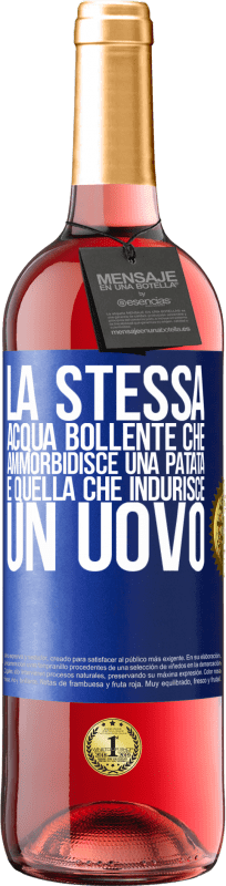 29,95 € Spedizione Gratuita | Vino rosato Edizione ROSÉ La stessa acqua bollente che ammorbidisce una patata è quella che indurisce un uovo Etichetta Blu. Etichetta personalizzabile Vino giovane Raccogliere 2024 Tempranillo