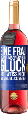 29,95 € Kostenloser Versand | Roséwein ROSÉ Ausgabe Eine Frau, die mit Männern kein Glück hat, weiß nicht, wie viel Glück sie hat! Blaue Markierung. Anpassbares Etikett Junger Wein Ernte 2024 Tempranillo