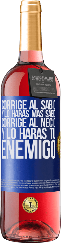 29,95 € Envío gratis | Vino Rosado Edición ROSÉ Corrige al sabio y lo harás más sabio, corrige al necio y lo harás tu enemigo Etiqueta Azul. Etiqueta personalizable Vino joven Cosecha 2024 Tempranillo