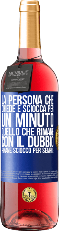 29,95 € Spedizione Gratuita | Vino rosato Edizione ROSÉ La persona che chiede è sciocca per un minuto. Quello che rimane con il dubbio, rimane sciocco per sempre Etichetta Blu. Etichetta personalizzabile Vino giovane Raccogliere 2024 Tempranillo