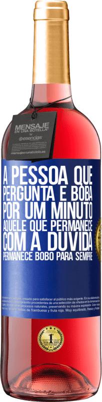 29,95 € Envio grátis | Vinho rosé Edição ROSÉ A pessoa que pergunta é boba por um minuto. Aquele que permanece com a dúvida, permanece bobo para sempre Etiqueta Azul. Etiqueta personalizável Vinho jovem Colheita 2024 Tempranillo