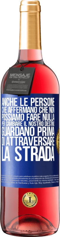 29,95 € Spedizione Gratuita | Vino rosato Edizione ROSÉ Anche le persone che affermano che non possiamo fare nulla per cambiare il nostro destino, guardano prima di attraversare la Etichetta Blu. Etichetta personalizzabile Vino giovane Raccogliere 2024 Tempranillo