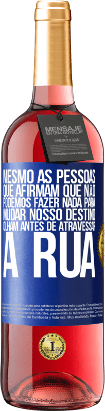 29,95 € Envio grátis | Vinho rosé Edição ROSÉ Mesmo as pessoas que afirmam que não podemos fazer nada para mudar nosso destino, olham antes de atravessar a rua Etiqueta Azul. Etiqueta personalizável Vinho jovem Colheita 2024 Tempranillo