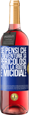 29,95 € Spedizione Gratuita | Vino rosato Edizione ROSÉ Se pensi che l'avventura sia pericolosa, prova la routine. È micidiale Etichetta Blu. Etichetta personalizzabile Vino giovane Raccogliere 2024 Tempranillo