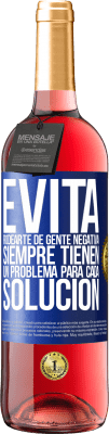 29,95 € Envío gratis | Vino Rosado Edición ROSÉ Evita rodearte de gente negativa. Siempre tienen un problema para cada solución Etiqueta Azul. Etiqueta personalizable Vino joven Cosecha 2024 Tempranillo