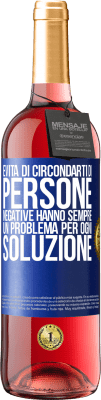 29,95 € Spedizione Gratuita | Vino rosato Edizione ROSÉ Evita di circondarti di persone negative. Hanno sempre un problema per ogni soluzione Etichetta Blu. Etichetta personalizzabile Vino giovane Raccogliere 2023 Tempranillo