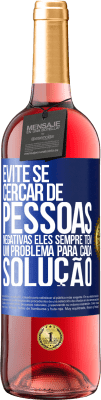 29,95 € Envio grátis | Vinho rosé Edição ROSÉ Evite se cercar de pessoas negativas. Eles sempre têm um problema para cada solução Etiqueta Azul. Etiqueta personalizável Vinho jovem Colheita 2024 Tempranillo