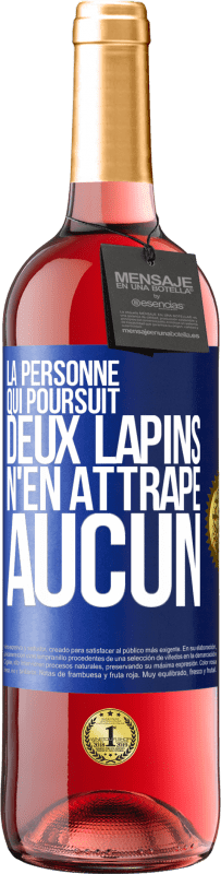 29,95 € Envoi gratuit | Vin rosé Édition ROSÉ La personne qui poursuit deux lapins n'en attrape aucun Étiquette Bleue. Étiquette personnalisable Vin jeune Récolte 2024 Tempranillo