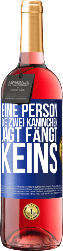 29,95 € Kostenloser Versand | Roséwein ROSÉ Ausgabe Eine Person, die zwei Kaninchen jagt, fängt keins Blaue Markierung. Anpassbares Etikett Junger Wein Ernte 2024 Tempranillo