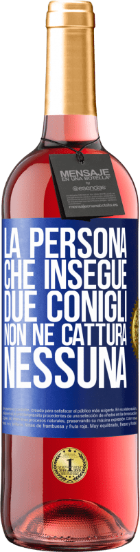 29,95 € Spedizione Gratuita | Vino rosato Edizione ROSÉ La persona che insegue due conigli non ne cattura nessuna Etichetta Blu. Etichetta personalizzabile Vino giovane Raccogliere 2024 Tempranillo