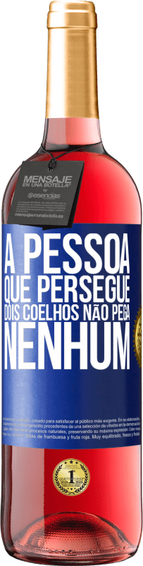 29,95 € Envio grátis | Vinho rosé Edição ROSÉ A pessoa que persegue dois coelhos não pega nenhum Etiqueta Azul. Etiqueta personalizável Vinho jovem Colheita 2025 Tempranillo