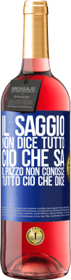 29,95 € Spedizione Gratuita | Vino rosato Edizione ROSÉ Il saggio non dice tutto ciò che sa, il pazzo non conosce tutto ciò che dice Etichetta Blu. Etichetta personalizzabile Vino giovane Raccogliere 2024 Tempranillo