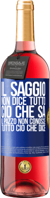 29,95 € Spedizione Gratuita | Vino rosato Edizione ROSÉ Il saggio non dice tutto ciò che sa, il pazzo non conosce tutto ciò che dice Etichetta Blu. Etichetta personalizzabile Vino giovane Raccogliere 2025 Tempranillo