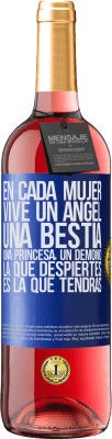 29,95 € Envío gratis | Vino Rosado Edición ROSÉ En cada mujer vive un ángel, una bestia, una princesa, un demonio. La que despiertes es la que tendrás Etiqueta Azul. Etiqueta personalizable Vino joven Cosecha 2024 Tempranillo