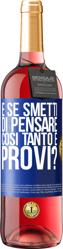 29,95 € Spedizione Gratuita | Vino rosato Edizione ROSÉ e se smetti di pensare così tanto e provi? Etichetta Blu. Etichetta personalizzabile Vino giovane Raccogliere 2025 Tempranillo