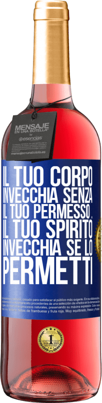 29,95 € Spedizione Gratuita | Vino rosato Edizione ROSÉ Il tuo corpo invecchia senza il tuo permesso ... Il tuo spirito invecchia se lo permetti Etichetta Blu. Etichetta personalizzabile Vino giovane Raccogliere 2024 Tempranillo