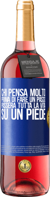 29,95 € Spedizione Gratuita | Vino rosato Edizione ROSÉ Chi pensa molto prima di fare un passo, passerà tutta la vita su un piede Etichetta Blu. Etichetta personalizzabile Vino giovane Raccogliere 2023 Tempranillo