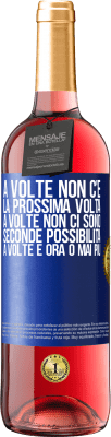 29,95 € Spedizione Gratuita | Vino rosato Edizione ROSÉ A volte non c'è la prossima volta. A volte non ci sono seconde possibilità. A volte è ora o mai più Etichetta Blu. Etichetta personalizzabile Vino giovane Raccogliere 2024 Tempranillo