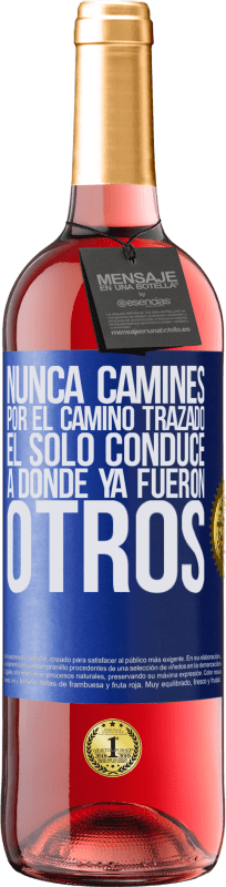 29,95 € Envío gratis | Vino Rosado Edición ROSÉ Nunca camines por el camino trazado, él sólo conduce a donde ya fueron otros Etiqueta Azul. Etiqueta personalizable Vino joven Cosecha 2024 Tempranillo