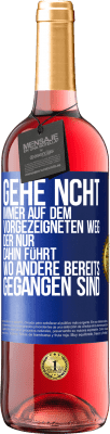 29,95 € Kostenloser Versand | Roséwein ROSÉ Ausgabe Gehe ncht immer auf dem vorgezeigneten Weg, der nur dahin führt, wo andere bereits gegangen sind Blaue Markierung. Anpassbares Etikett Junger Wein Ernte 2024 Tempranillo