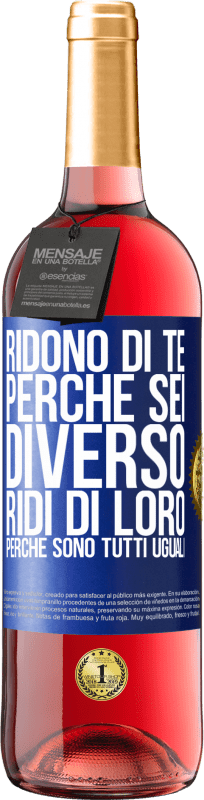 29,95 € Spedizione Gratuita | Vino rosato Edizione ROSÉ Ridono di te perché sei diverso. Ridi di loro, perché sono tutti uguali Etichetta Blu. Etichetta personalizzabile Vino giovane Raccogliere 2024 Tempranillo