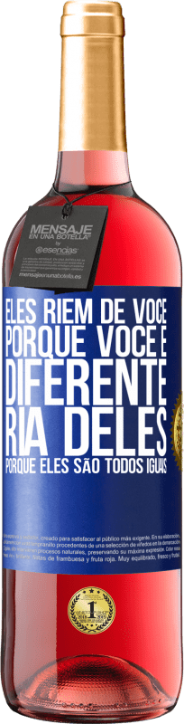 29,95 € Envio grátis | Vinho rosé Edição ROSÉ Eles riem de você porque você é diferente. Ria deles, porque eles são todos iguais Etiqueta Azul. Etiqueta personalizável Vinho jovem Colheita 2024 Tempranillo