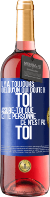 29,95 € Envoi gratuit | Vin rosé Édition ROSÉ Il y a toujours quelqu'un qui doute de toi. Assure-toi que cette personne ce n'est pas toi Étiquette Bleue. Étiquette personnalisable Vin jeune Récolte 2025 Tempranillo