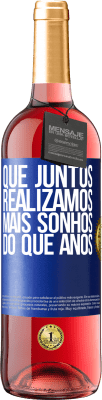 29,95 € Envio grátis | Vinho rosé Edição ROSÉ Que juntos realizamos mais sonhos do que anos Etiqueta Azul. Etiqueta personalizável Vinho jovem Colheita 2024 Tempranillo