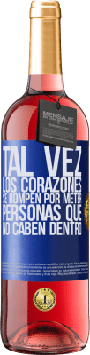 29,95 € Envío gratis | Vino Rosado Edición ROSÉ Tal vez los corazones se rompen por meter personas que no caben dentro Etiqueta Azul. Etiqueta personalizable Vino joven Cosecha 2025 Tempranillo