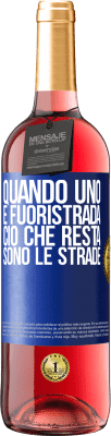 29,95 € Spedizione Gratuita | Vino rosato Edizione ROSÉ Quando uno è fuoristrada, ciò che resta sono le strade Etichetta Blu. Etichetta personalizzabile Vino giovane Raccogliere 2024 Tempranillo