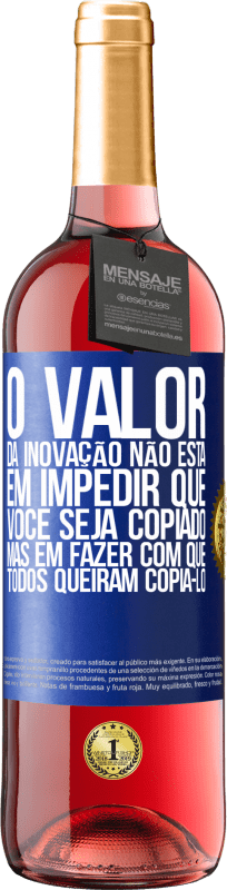 29,95 € Envio grátis | Vinho rosé Edição ROSÉ O valor da inovação não está em impedir que você seja copiado, mas em fazer com que todos queiram copiá-lo Etiqueta Azul. Etiqueta personalizável Vinho jovem Colheita 2024 Tempranillo