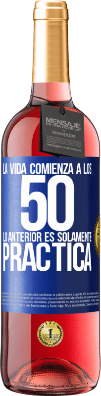 29,95 € Envío gratis | Vino Rosado Edición ROSÉ La vida comienza a los 50, lo anterior es solamente práctica Etiqueta Azul. Etiqueta personalizable Vino joven Cosecha 2023 Tempranillo