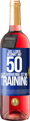 29,95 € Kostenloser Versand | Roséwein ROSÉ Ausgabe Das Leben beginnt mit 50, alles Vorherige ist nur Training Blaue Markierung. Anpassbares Etikett Junger Wein Ernte 2024 Tempranillo