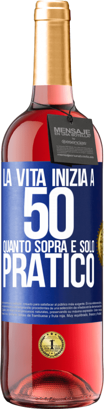 29,95 € Spedizione Gratuita | Vino rosato Edizione ROSÉ La vita inizia a 50 anni, quanto sopra è solo pratico Etichetta Blu. Etichetta personalizzabile Vino giovane Raccogliere 2024 Tempranillo