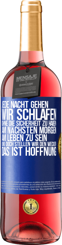 29,95 € Kostenloser Versand | Roséwein ROSÉ Ausgabe Jede Nacht gehen wir schlafen, ohne die Sicherheit zu haben, am nächsten Morgen am Leben zu sein, und doch stellen wir den Wecke Blaue Markierung. Anpassbares Etikett Junger Wein Ernte 2024 Tempranillo