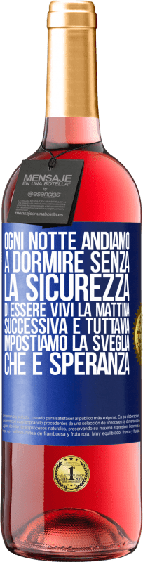 29,95 € Spedizione Gratuita | Vino rosato Edizione ROSÉ Ogni notte andiamo a dormire senza la sicurezza di essere vivi la mattina successiva e tuttavia impostiamo la sveglia. CHE È Etichetta Blu. Etichetta personalizzabile Vino giovane Raccogliere 2024 Tempranillo