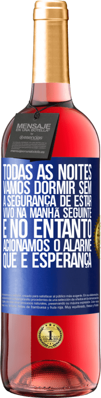 29,95 € Envio grátis | Vinho rosé Edição ROSÉ Todas as noites vamos dormir sem a segurança de estar vivo na manhã seguinte e, no entanto, acionamos o alarme. QUE É Etiqueta Azul. Etiqueta personalizável Vinho jovem Colheita 2024 Tempranillo