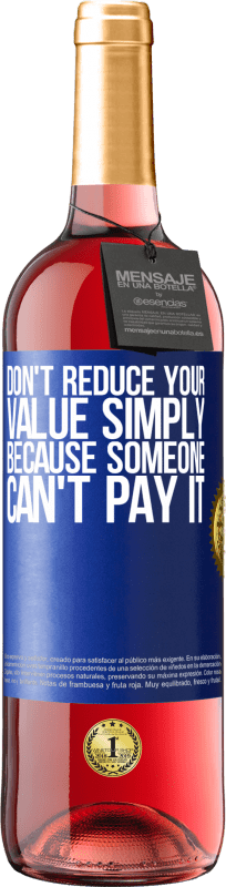 29,95 € 免费送货 | 桃红葡萄酒 ROSÉ版 不要仅仅因为某人无法支付而减少您的价值 蓝色标签. 可自定义的标签 青年酒 收成 2023 Tempranillo