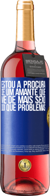 29,95 € Envio grátis | Vinho rosé Edição ROSÉ Estou à procura de um amante que me dê mais sexo do que problemas Etiqueta Azul. Etiqueta personalizável Vinho jovem Colheita 2024 Tempranillo