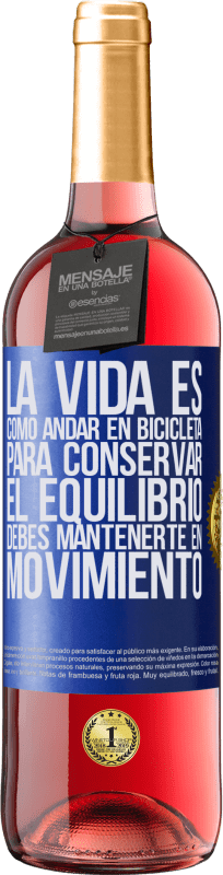 29,95 € Envío gratis | Vino Rosado Edición ROSÉ La vida es como andar en bicicleta. Para conservar el equilibrio debes mantenerte en movimiento Etiqueta Azul. Etiqueta personalizable Vino joven Cosecha 2023 Tempranillo