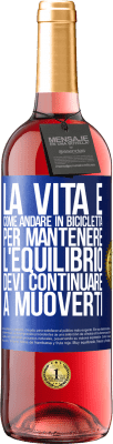 29,95 € Spedizione Gratuita | Vino rosato Edizione ROSÉ La vita è come andare in bicicletta. Per mantenere l'equilibrio devi continuare a muoverti Etichetta Blu. Etichetta personalizzabile Vino giovane Raccogliere 2023 Tempranillo