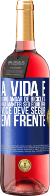 29,95 € Envio grátis | Vinho rosé Edição ROSÉ A vida é como andar de bicicleta. Para manter seu equilíbrio, você deve seguir em frente Etiqueta Azul. Etiqueta personalizável Vinho jovem Colheita 2024 Tempranillo