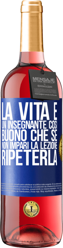 29,95 € Spedizione Gratuita | Vino rosato Edizione ROSÉ La vita è un insegnante così buono che se non impari la lezione, ripeterla Etichetta Blu. Etichetta personalizzabile Vino giovane Raccogliere 2024 Tempranillo