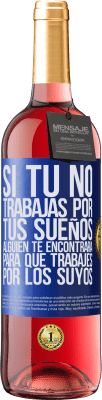 29,95 € Envío gratis | Vino Rosado Edición ROSÉ Si tú no trabajas por tus sueños, alguien te encontrará para que trabajes por los suyos Etiqueta Azul. Etiqueta personalizable Vino joven Cosecha 2025 Tempranillo