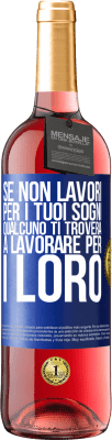 29,95 € Spedizione Gratuita | Vino rosato Edizione ROSÉ Se non lavori per i tuoi sogni, qualcuno ti troverà a lavorare per i loro Etichetta Blu. Etichetta personalizzabile Vino giovane Raccogliere 2023 Tempranillo