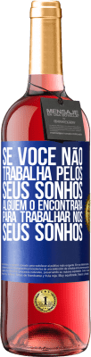 29,95 € Envio grátis | Vinho rosé Edição ROSÉ Se você não trabalha pelos seus sonhos, alguém o encontrará para trabalhar nos seus sonhos Etiqueta Azul. Etiqueta personalizável Vinho jovem Colheita 2025 Tempranillo