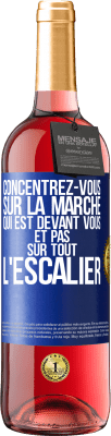 29,95 € Envoi gratuit | Vin rosé Édition ROSÉ Concentrez-vous sur la marche qui est devant vous et pas sur tout l'escalier Étiquette Bleue. Étiquette personnalisable Vin jeune Récolte 2023 Tempranillo