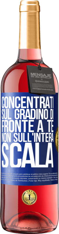 29,95 € Spedizione Gratuita | Vino rosato Edizione ROSÉ Concentrati sul gradino di fronte a te, non sull'intera scala Etichetta Blu. Etichetta personalizzabile Vino giovane Raccogliere 2024 Tempranillo