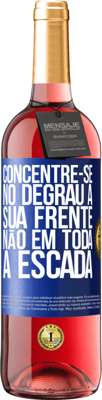 29,95 € Envio grátis | Vinho rosé Edição ROSÉ Concentre-se no degrau à sua frente, não em toda a escada Etiqueta Azul. Etiqueta personalizável Vinho jovem Colheita 2024 Tempranillo